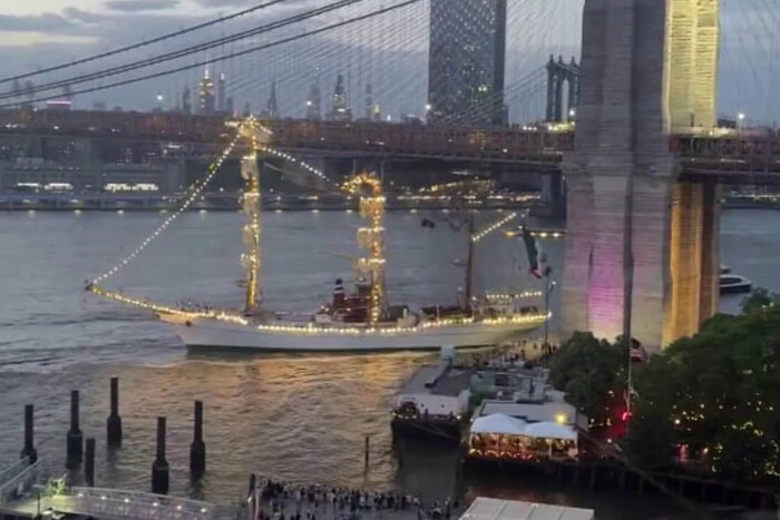 In New York ist ein Passagierschiff mit der Brooklyn Bridge kollidiert: Es gibt Verletzte