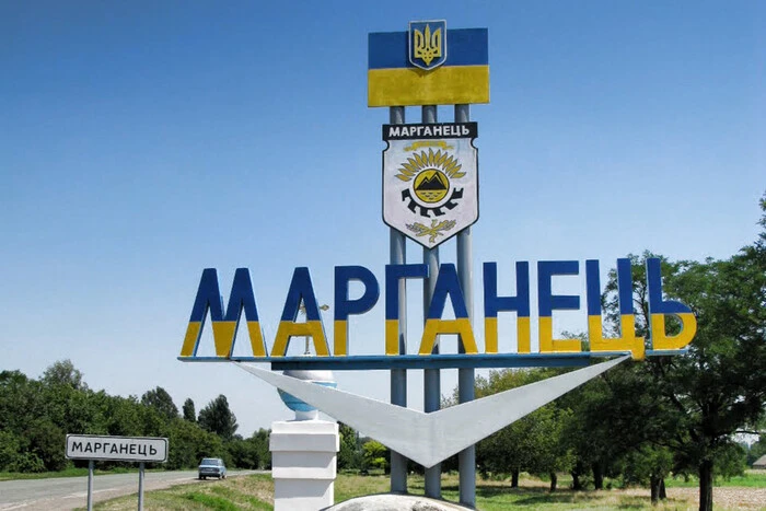 Марганець, який обстрілює РФ із артилерії, замовив скляні зупинки для транспорту за 8 млн