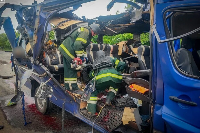 Rettungskräfte holten die Leichen der Passagiere aus dem von einer Drohne zerstörten Bus in der Region Sumy