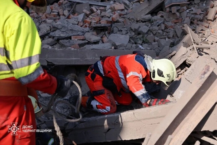 У Чернігові рятувальники деблокували тіло з-під завалів