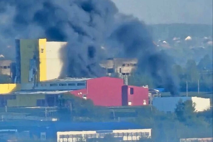 У Саранську палає завод з виробництва оптоволокна (фото, відео)