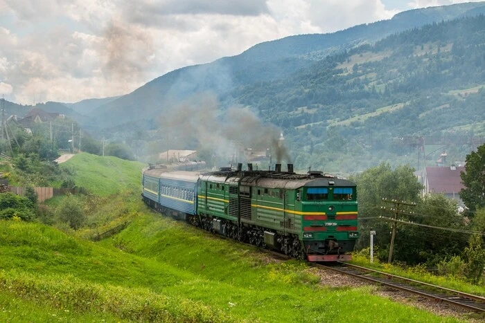 «Укрзалізниця» екстрено змінила розклад потягів через Карпати