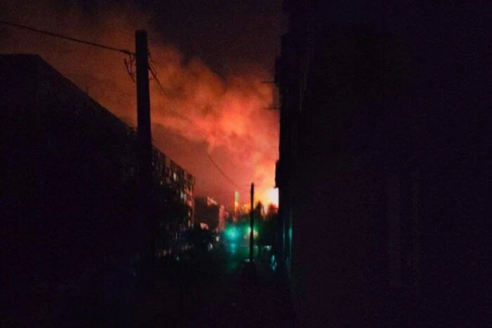 Вражеский дрон над многоэтажкой в Одессе