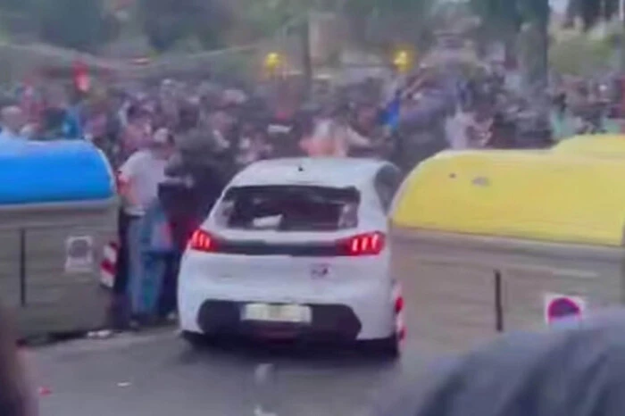 In Barcelona, a car crashed into a crowd of fans before the match: there are casualties