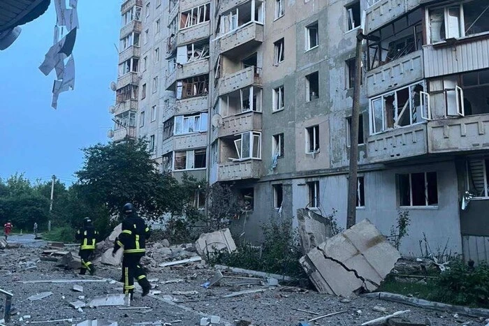 В Луцке произошло попадание в многоквартирный дом (фото)