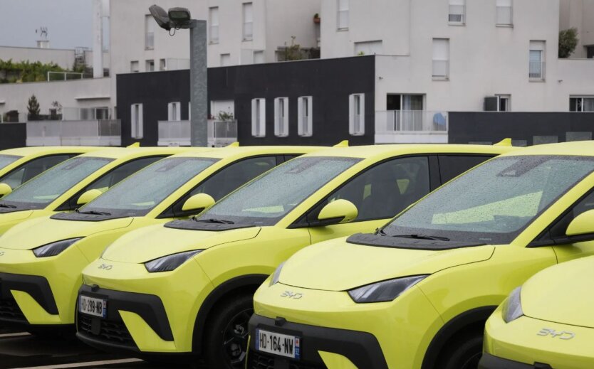 Sprzedaż elektrycznych samochodów BYD po raz pierwszy przewyższyła Teslę w Europie