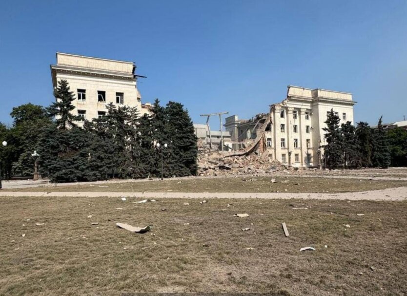 РФ знищила будівлю Херсонської ОДА повторним ударом: Умєров заявив про системний терор і геноцид